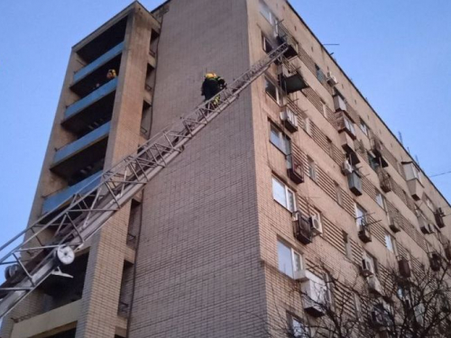 Під час гасіння пожежі у запорізькій багатоповерхівці рятувальники вивели на свіже повітря 5 людей  - фото