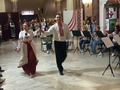 Незвичайний показ - у Запоріжжі в театрі відзначили День вишиванки святковим дефіле (фото)