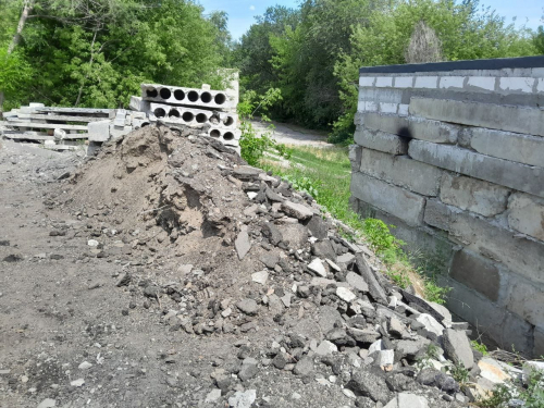 У Запоріжжі співвласники гаражів одного з кооперативів викидали будівельне сміття прямо на газон - фото