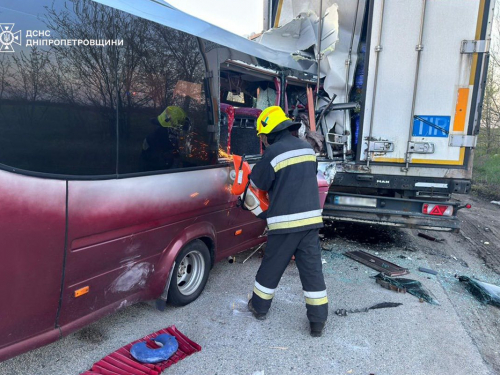 Смертельна ДТП на трасі Запоріжжя-Дніпро: внаслідок зіткнення пасажирського мікроавтобусу з фурою загинула жінка (фото)