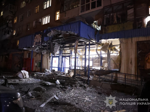 Скерували дрон у багатоповерхівку - в Запоріжжі ворожий безпілотник поцілив по супермаркету, є поранені (фото, відео)