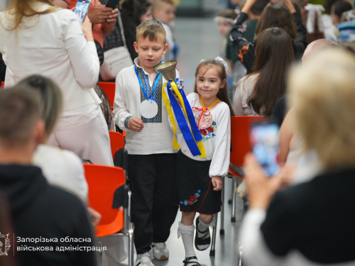 У школі № 88 Запоріжжя діти відсвяткували завершення першого навчального року у підземному укритті