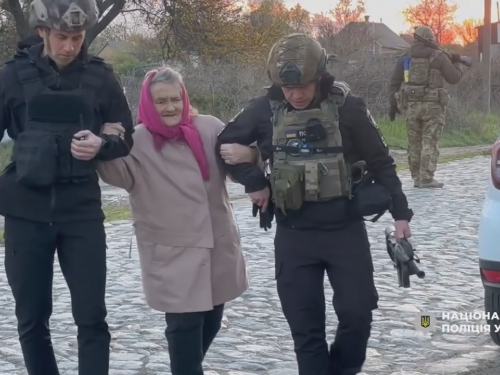 На Запоріжжі правоохоронці разом із волонтерами на світанку евакуювали сімох людей із небезпечних сіл, де постійно тривають обстріли