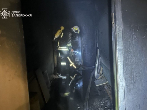 Пожежа вночі у Запоріжжі: у дев'ятиповерхівці зайнялася трикімнатна квартира (фото)