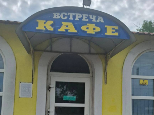 Не звертали уваги на закон - у Запоріжжі власників кафе на зупинці позбавили незаконних вивісок (фото, відео)