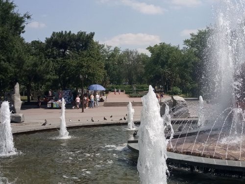 Релакс біля фонтану: як виглядає запорізький вернісаж в середині літа (фото)