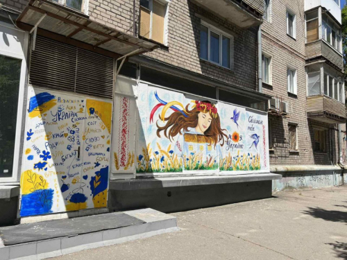 У Запоріжжі на місці розбитої вітрини магазину з'явився дитячий малюнок - фото