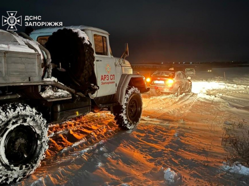 У снігу застрягли автівки та швидкі — на Запоріжжі рятувальники витягли десятки машин (фото)