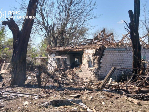 Дрон вдарив по маршрутці, а КАБ — по будинках: внаслідок атак постраждали мешканці Запорізького району (фото)