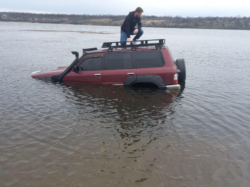 На Центральному пляжі в Запоріжжі джип заїхав у воду та застряг - фото