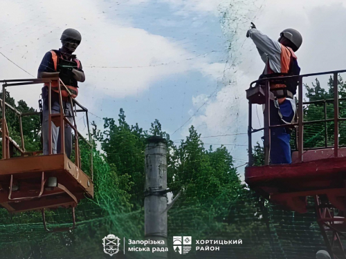 У Хортицькому районі  встановлюють бронеплівку у лікарнях та  облаштовують антидронові сітки.