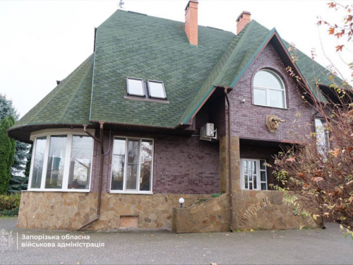 Велика прийомна родина повернулася до України та отримала новий дім у Запоріжжі