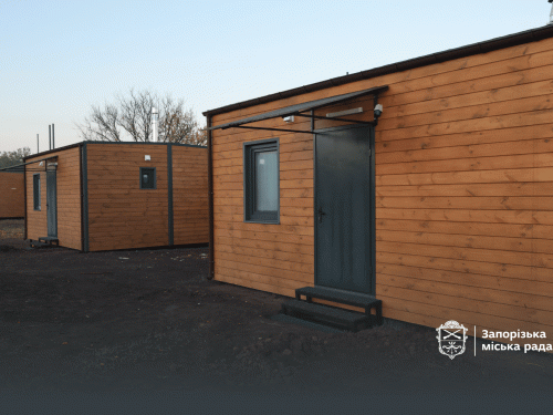 Готове майже наполовину — у Запоріжжі будують нове модульне містечко для переселенців (фото)