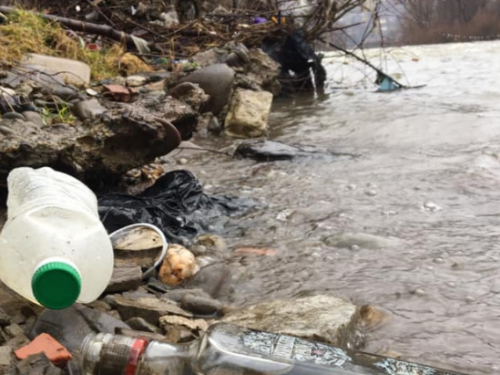 Річка в Запоріжжі перетворилася на сміттєзвалище - відео