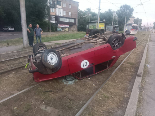 Вилетів на колії та перекинувся: у Запоріжжі підліток на "Жигулях" потрапив у ДТП (фото)