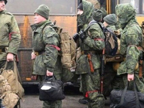 До Бердянська привезли нову партію брудних та розгублених російських мобілізованих