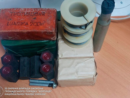 Ніс повний рюкзак боєприпасів - у Запоріжжі чоловік намагався ввезти зброю  (фото)