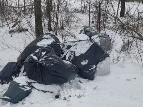 Чорні на білому: між селами у Запорізькій області екологи знайшли мішки зі сміттям