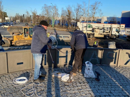 До річниці звільнення Київщини у Бучі встановили Меморіал захисникам, створений з металу Метінвесту - фото