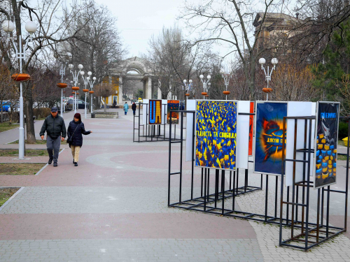 Київський художник присвятив плакати прифронтовому Запоріжжю – їх можна побачити на вулицях міста