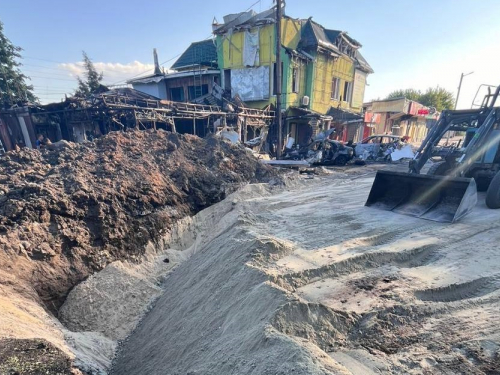 Внаслідок ракетного удару по Вільнянську постраждали водогін та дорога (фото)