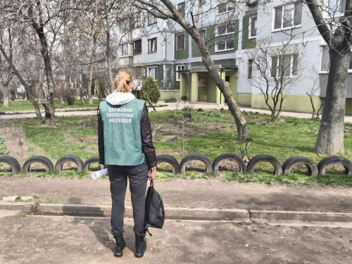 У Запоріжжі біля багатоповерхівки виявили звалище зі старих шин, фото: Держекоінспекція Південного округу