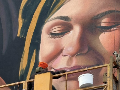 У Запоріжжі на гуртожитку університету, пошкодженому шахедом, завершили створення муралу (фото)