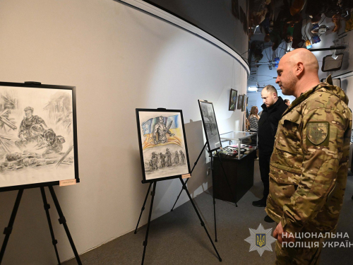 Мистецтво допомагає повернутись до мирного життя - у Запоріжжі відкрили виставку ветеранів та їхніх родин