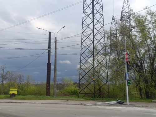 Негода у Запоріжжі 26 квітня повалила дорожний знак. Фото: Антоніна Фролова