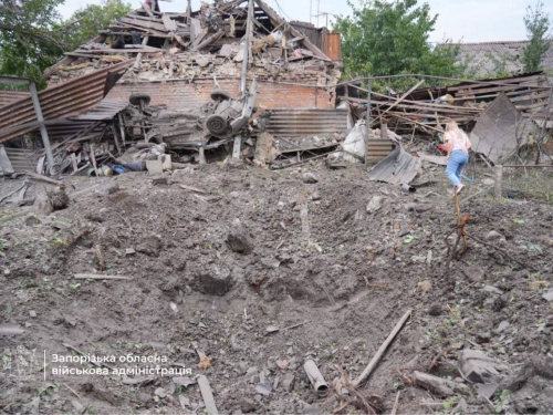 Росіяни вдарили КАБами по Запоріжжю: приватний сектор і кладовище зазнали руйнувань. Є поранені.