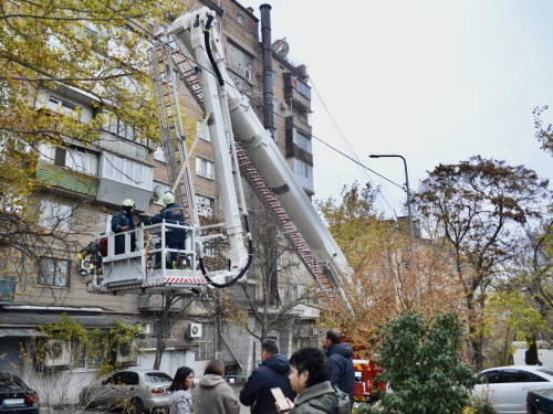 Могла впасти будь-якої миті - у Запоріжжі врятували людей від металевої труби, що звисала з даху (фото)