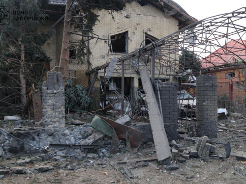 Російський КАБ впав поруч із будинком - у Запоріжжі збирають допомогу для родини відомої співачки (фото, відео)