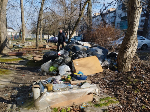 Справжній смітник - біля запорізької багатоповерхівки утворилося звалище (фото)
