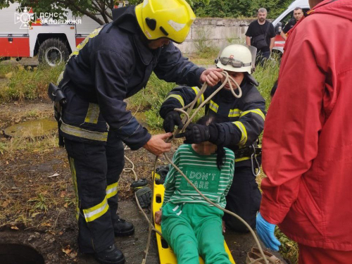 Впала в колодязь і не змогла вибратись – у Запоріжжі рятувальники допомогли жінці