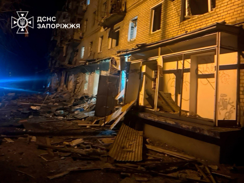 Друга атака за вечір: у Запоріжжі російський дрон пошкодив багатоповерхівку, є поранений (фото)