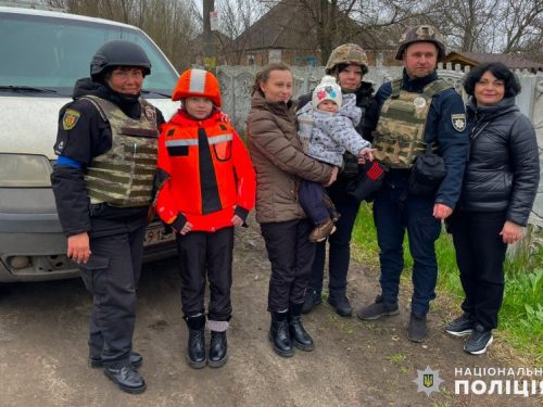 Багатодітну родину із Запорізької області з-під обстрілів вивозили у броньованій "капсулі" - відео