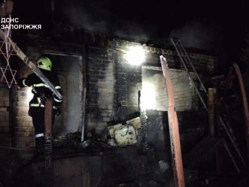 З дачі у лікарню - під час пожежі у садовому товариства в Запорізькому районі постраждала людина (фото)