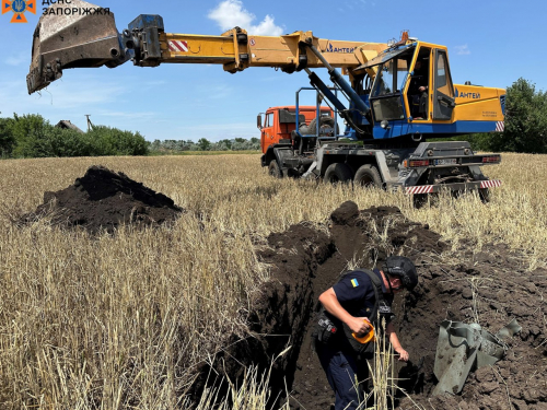 Важила півтонни – на Запоріжжі піротехніки знищили керовану авібомбу (відео)