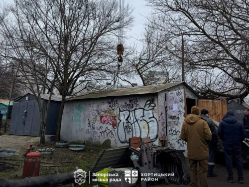 Власник усе проігнорував - у Запоріжжі після кількох попереджень знесли незаконну споруду (фото)