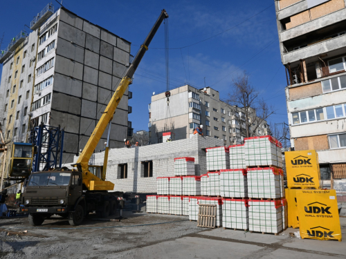 Зірвався з третього поверху - у Запоріжжі на будмайданчику під час виконання висотних робіт впав будівельник