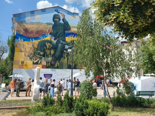 У Києві відкрили мурал, присвячений Запорізькому меснику - фото, відео