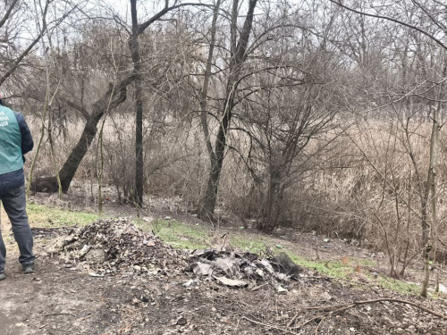 Біля річки в центрі Запоріжжя екологи виявили сміттєзвалище, фото: Держекоінспекція Південного округу 