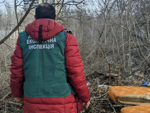 Фахівці держекоінспекції зафіксували сміттєзвалище у Вознесенівському районі після скарги на "гарячу лінію"