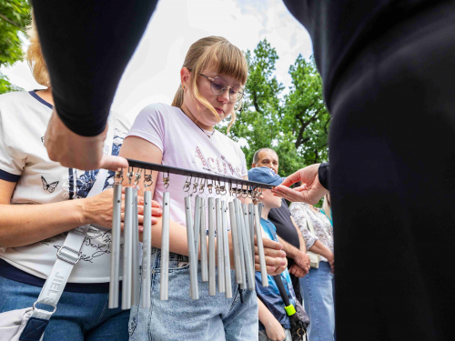 У Запоріжжі на Дереві пам’яті встановили 85 нових дзвіночків