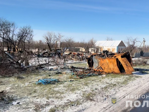 Скрізь руїни, все покинуто: запорізькі поліцейські вивезли жінок із села на лінії вогню - відео