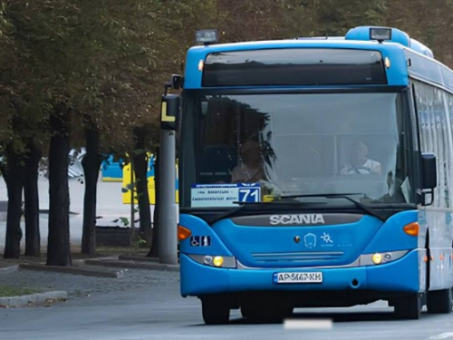 Розмалювали сидіння — у Запоріжжі автобус з нового маршруту став мішенню вандалів (фото)