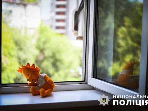Батьки залишили без нагляду - у Запоріжжі з вікон випали двоє дітей
