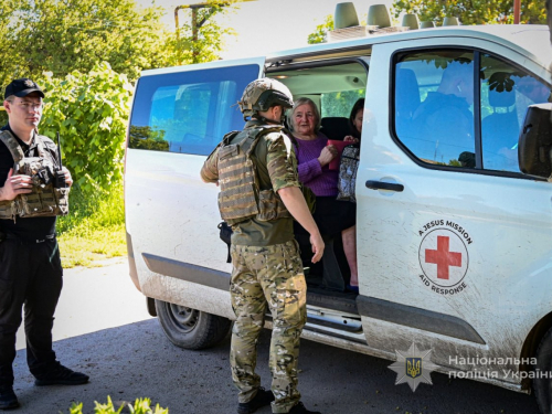 З прифронтової Новомиколаївки евакуювали родину з дітьми, фото: Поліція Запорізької області 