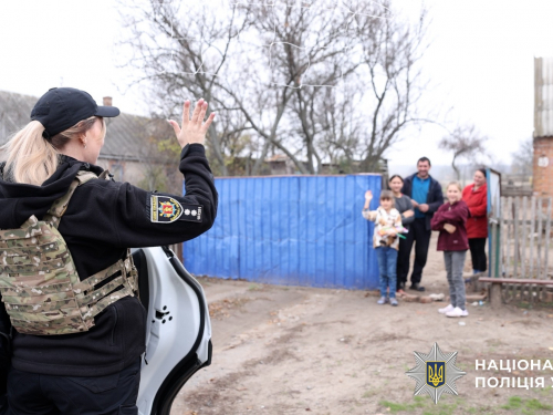 "Моя робота - як багатосерійний фільм. Ніколи не знаєш, що буде в наступній серії" - як поліцейська з Вільнянська рятує дітей під обстрілами (відео)
