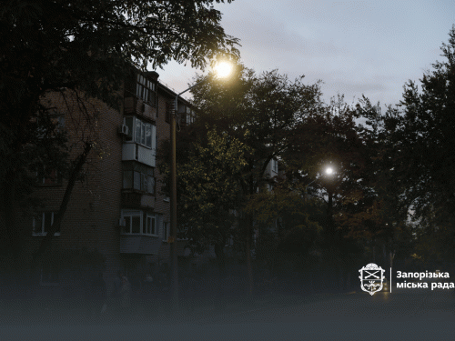 На одній з вулиць  Запоріжжя з’явилося сучасне вуличне освітлення після 20 років темряви (фото, відео) 